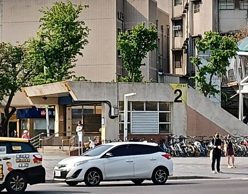 走路五分鐘可到府中捷運站,門口可停車 - Image 1
