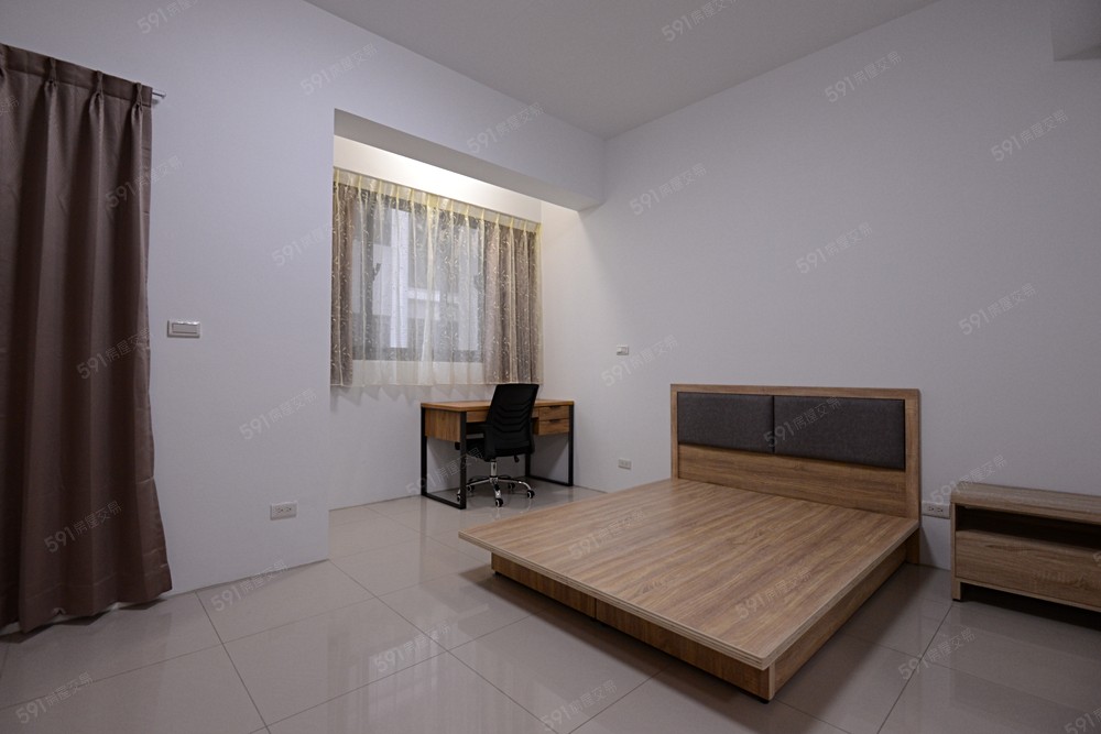 配有大型木質衣櫃、沙發、茶几、書桌椅、雙人床架