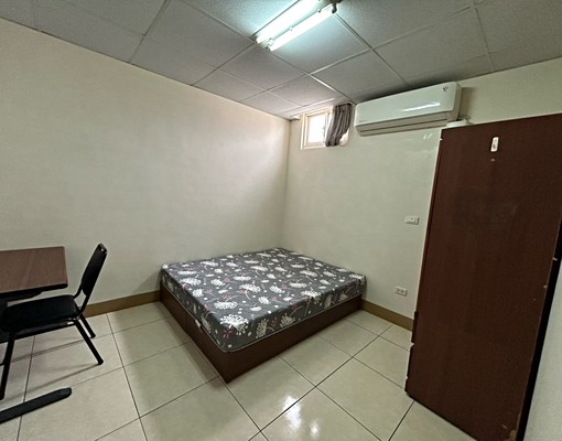 金山街超便宜雙人床無對外窗分離式冷氣 - Image 1