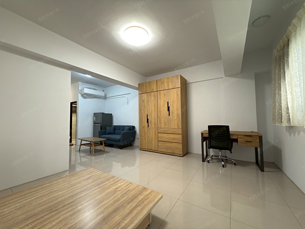 配有大型木質衣櫃、沙發、茶几、書桌椅、雙人床架