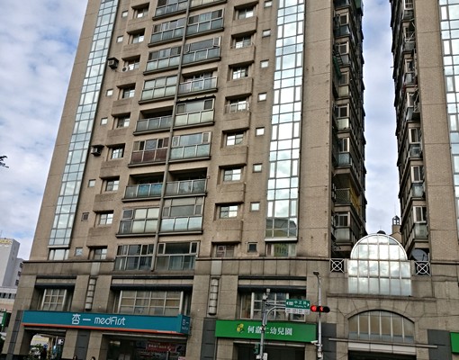 耕莘醫院前康和儷舍大廈寬闊坡道停車位 - Image 1