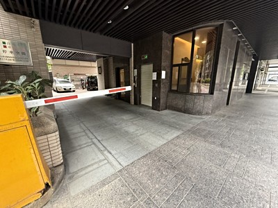 🍎秒殺仁愛路林蔭大道旅行與閱讀稀有獨立權狀車位🍎