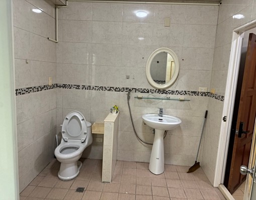 火車站旁．二樓．含網四．獨洗．家電全 - Image 7