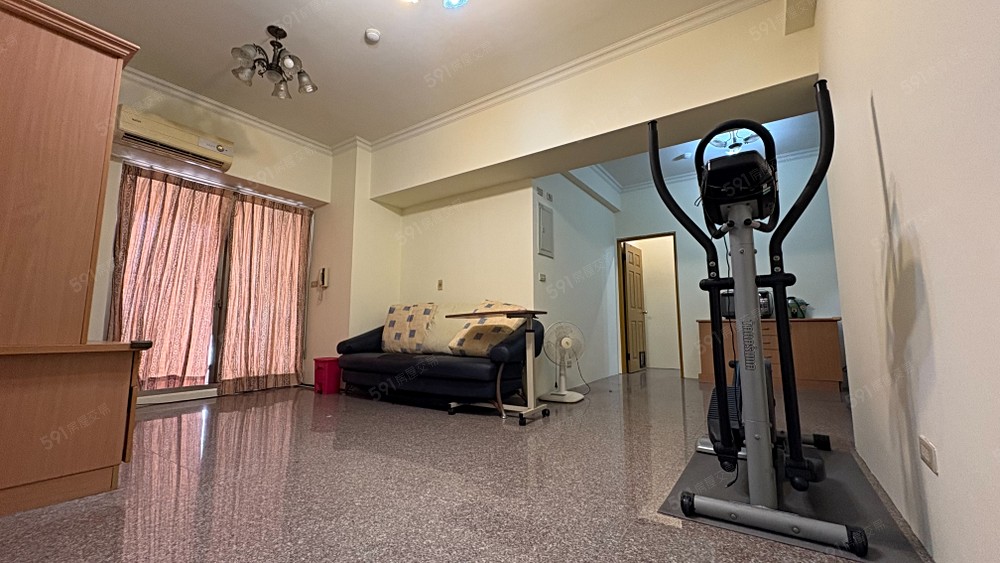 客廳連著餐廳,視野開闊