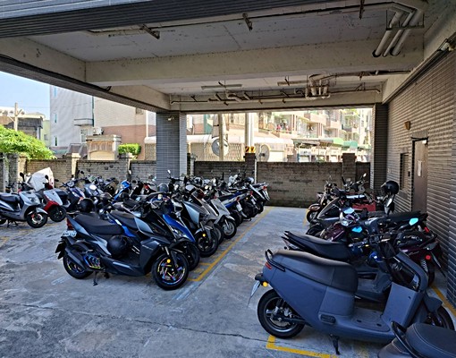 優質套房~附全套家電桌椅,光纖網路 - Image 7