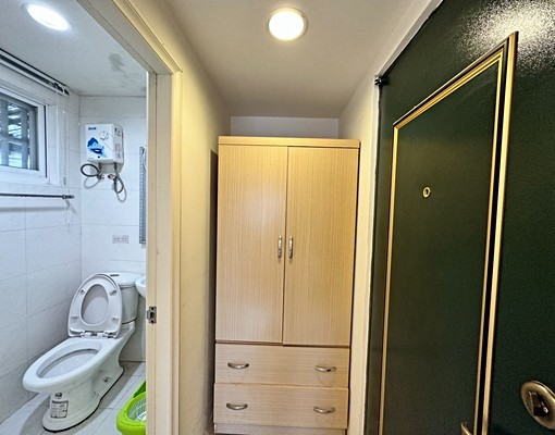 「林森路」獨立套房廁所有窗戶 - Image 3