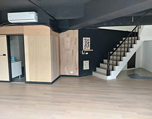 中正路1十2樓大路邊適合個人工作室門口好停車 - Image 2