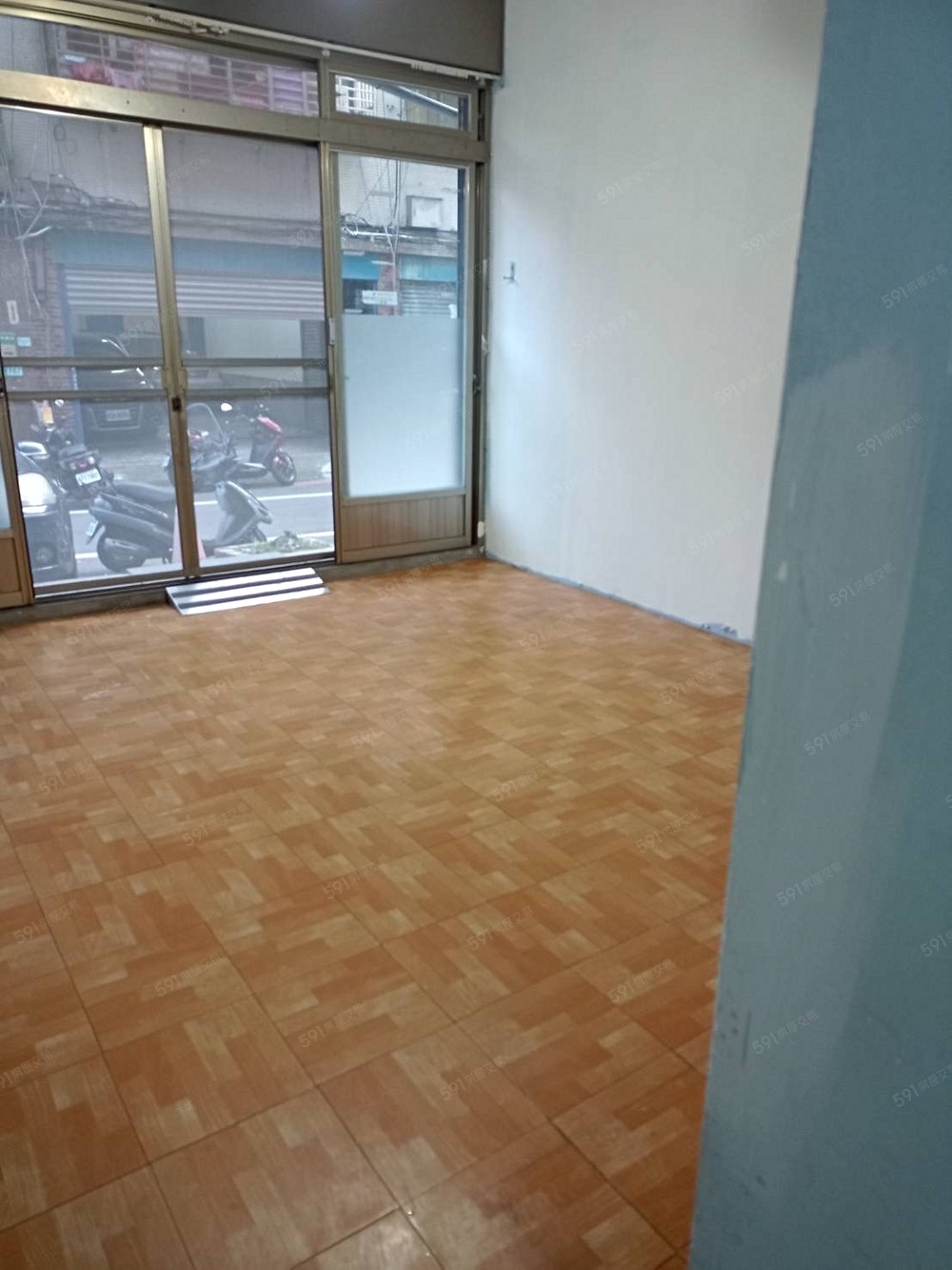 近忠孝橋、菜寮捷運站稀有挑高一樓免爬高/可租補入戶籍 - Image 1