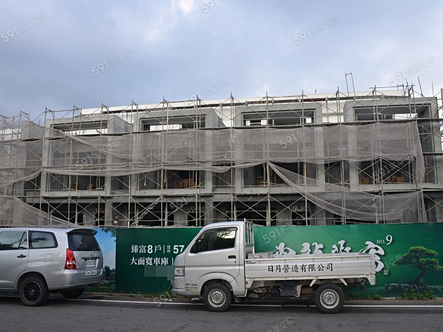 日月雲龍九實景圖