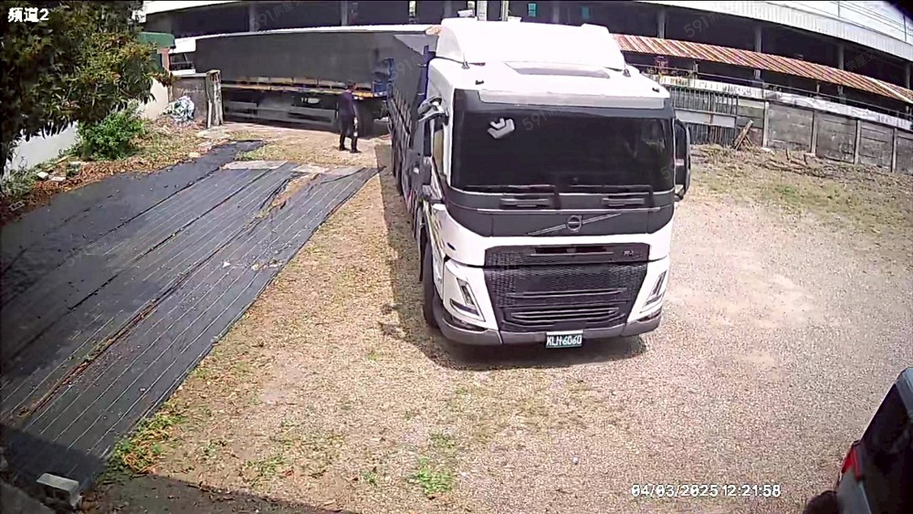 1+1聯結車示範開進廠內