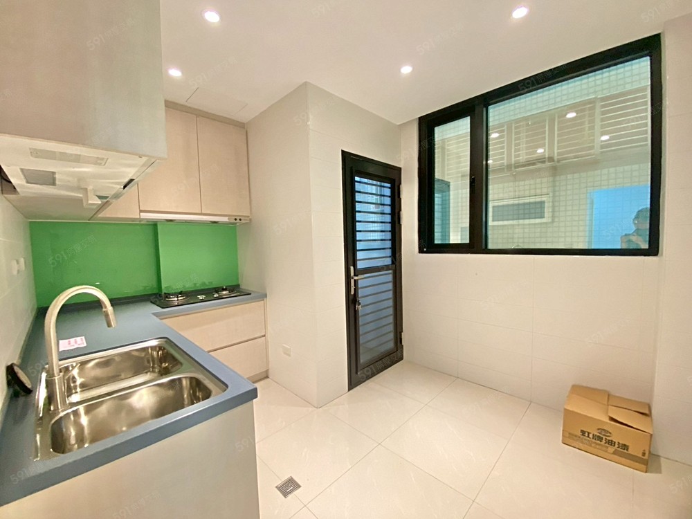 採光明亮、配置 全新雙口瓦斯爐與抽油煙機