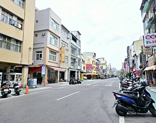 西子灣捷運站海景店住~三角窗廣告醒目 - Image 1
