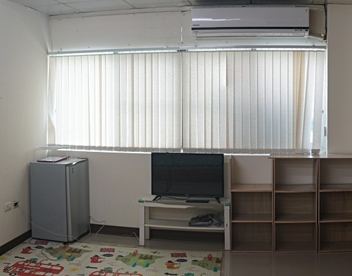 市政府附近東市場隔壁,三角窗雙面採光套房 - Image 1