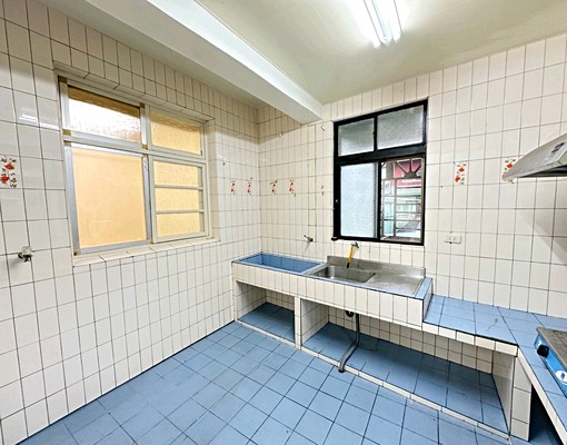 中正路4房邊間採光佳有冷氣低樓層/全新整理(可申請租屋補助) - Image 6