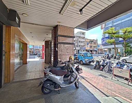 我是承辦大里市中心中興商圈近8米大面寬黃金店面 - Image 3