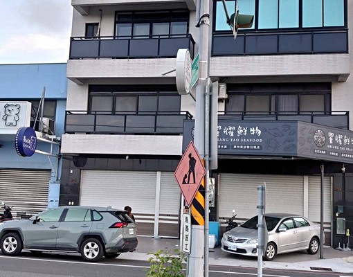 果菜市場旁全新超大店王(140坪有電梯)(市場大門口斜對面) - Image 1