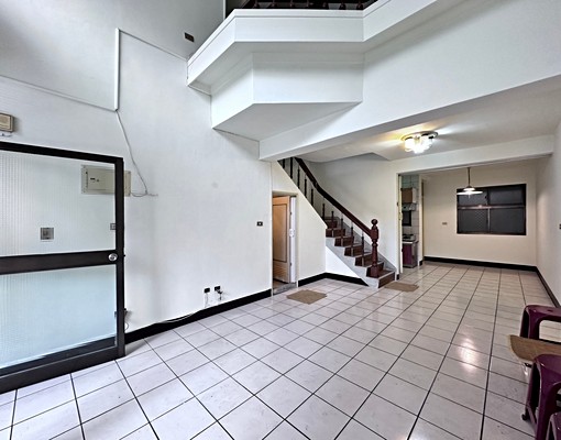 新莊區中平路.豪美樓中樓.大空間5房.可租補 - Image 1