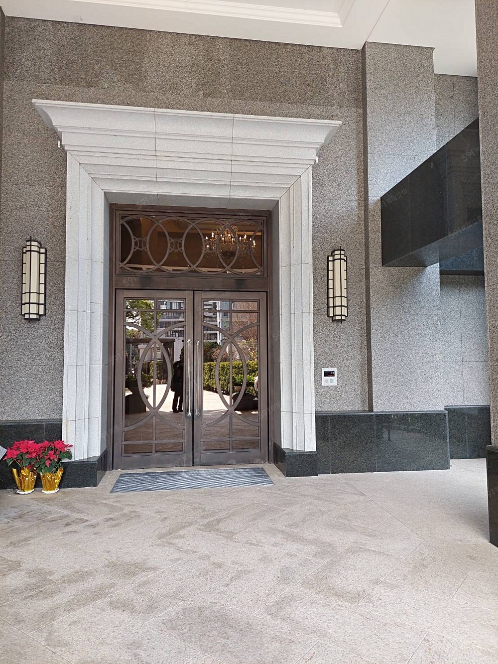 社區大門入口處