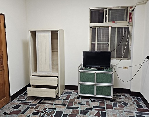 近夜市公車站市場乾淨明亮 - Image 2