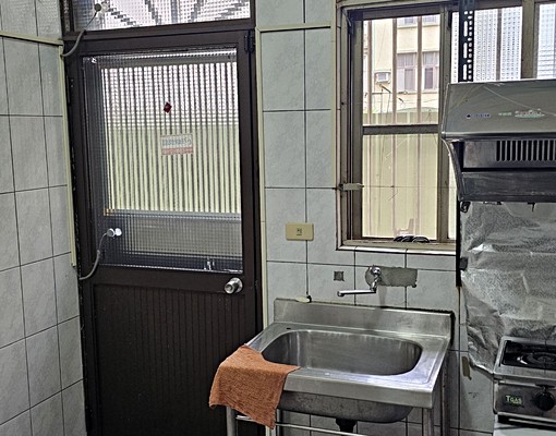 近夜市公車站市場乾淨明亮 - Image 6