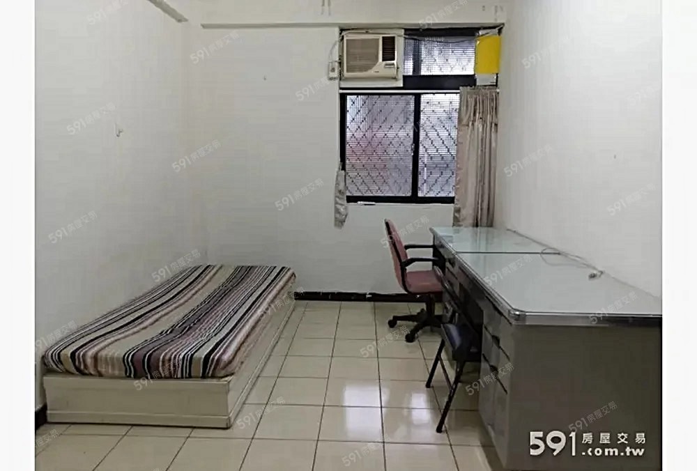 4F屋內有一單人床,窗,冷氣和書桌椅