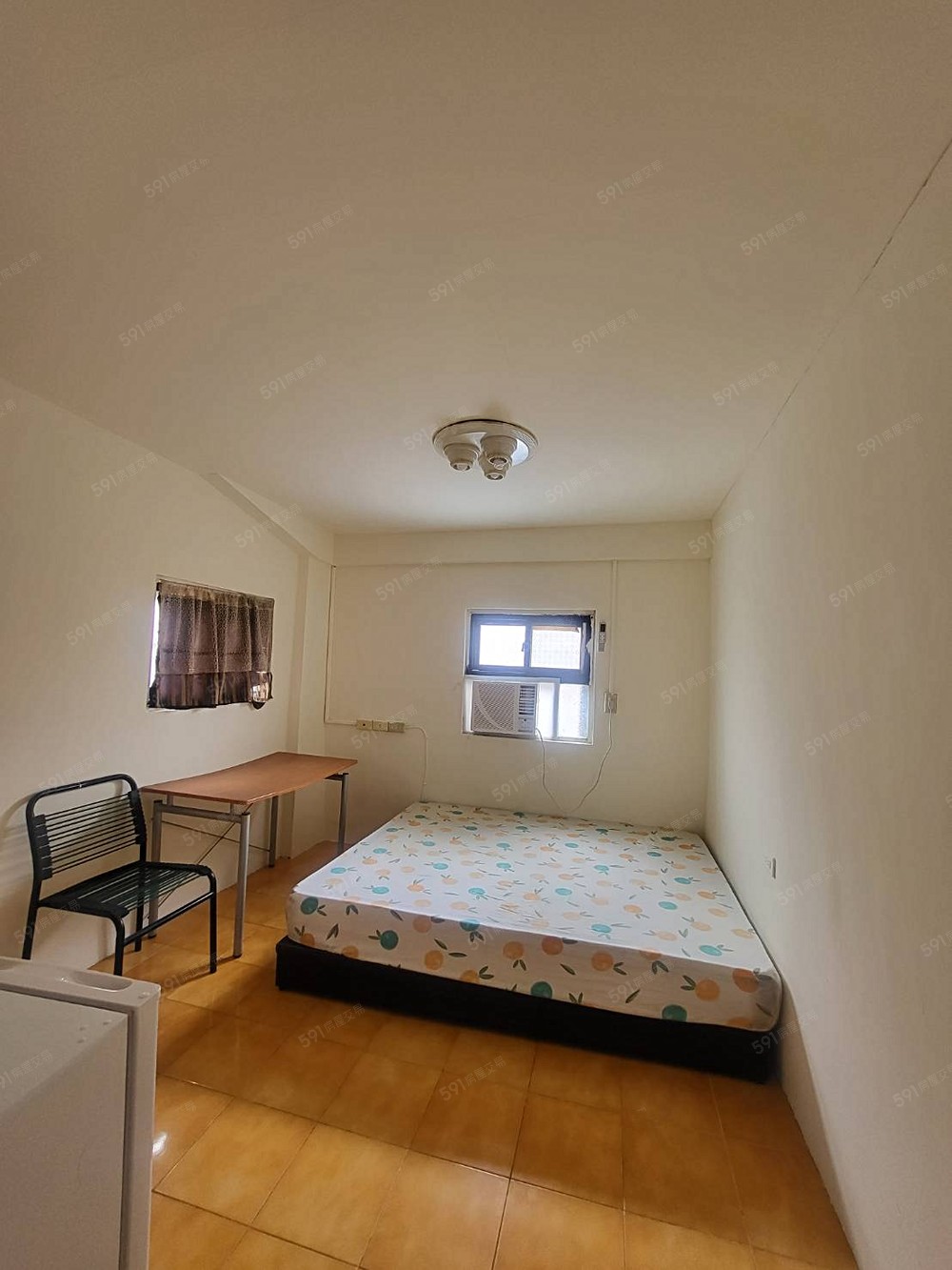 房間兩個窗戶，光線佳通風好