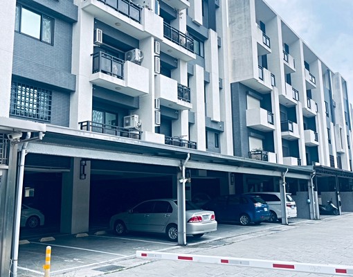 苗栗市文華國小旁三房華廈+車位 - Image 1