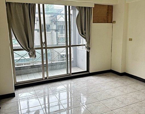 台中東區lalaport附近，社區有垃圾箱，綠園道散步 - Image 2