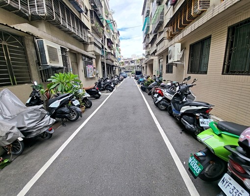 三民路~鄰家樂福~市場~有大露台2房 - Image 2