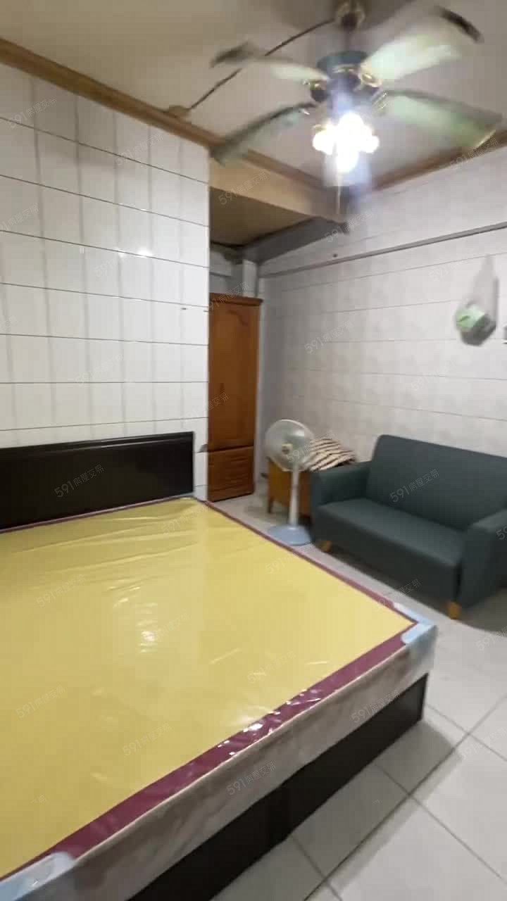 板南路近捷運優質套房/有電梯免爬梯/有垃圾代收/空氣流通 - Image 1