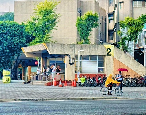租~板橋捷運府中站電梯三房!!!超搶手~住商小宇 - Image 15