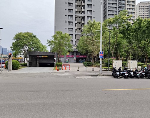 合宜住宅旁三角寬面的店面旁邊有停車場 - Image 4