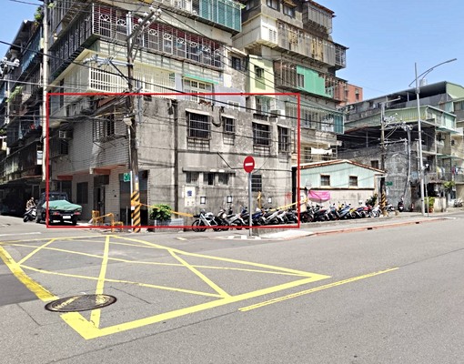 合宜住宅旁三角寬面的店面旁邊有停車場 - Image 9