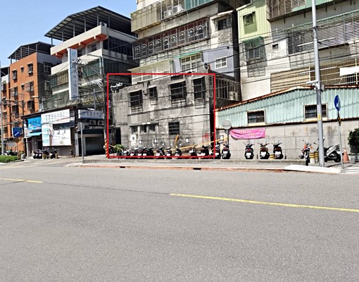 合宜住宅旁三角寬面的店面旁邊有停車場 - Image 10