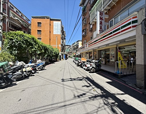 真理學區大套房☀️三樓走路上學去⭕️有對外窗(可租補) - Image 15