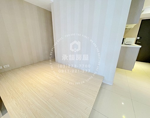可補助入籍.市府旁漂亮美裝精美套房.含管理費水費 - Image 7