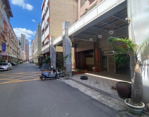 嶺東文山國小楓康超市/巷內大面寬店面1～2樓三房可營登可停車 - Image 2
