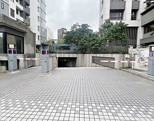 中央裕民學府商圈多個車位出租 - Image 1