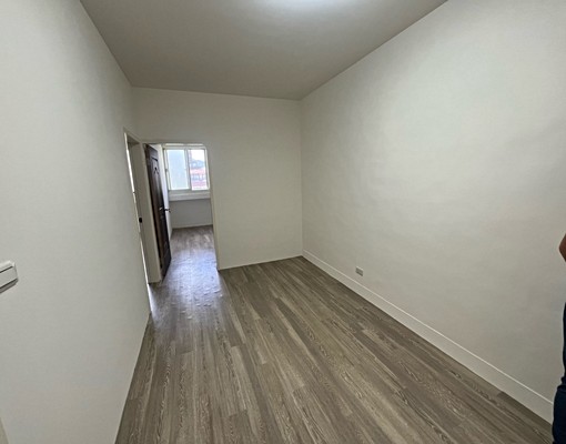 忠孝東路正大馬路上有附一台冷暖,1.8噸冷氣 - Image 3