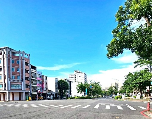 內惟黃昏市場旁透天店住~邊間採光通風佳 - Image 1