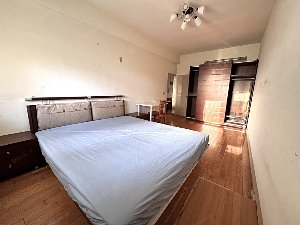 大主臥白天未開燈現況