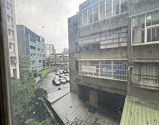 【中興綠洲】電梯大樓分租套房|租金超低價,傢俱齊全! - Image 3