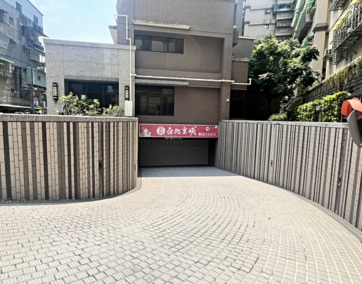 休旅車可停!仁愛國小旁新社區坡道機械車位 - Image 1