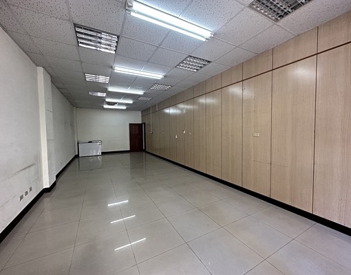 (租)稀有【成功學區】門口有車位-臨路一樓金透店 - Image 1
