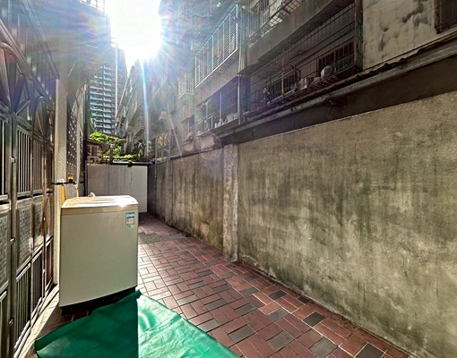 ★捷運萬坪公園★國泰建設一摟~邊間大空間四房 - Image 7