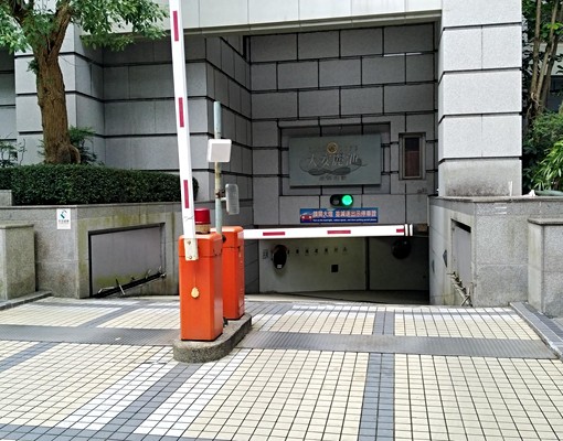 近麟光站B1坡平好停大車位 - Image 1