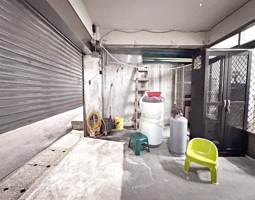 【公寓美美一樓,門前方便停車,現有平台增建可以放貨及器具】 - Image 1