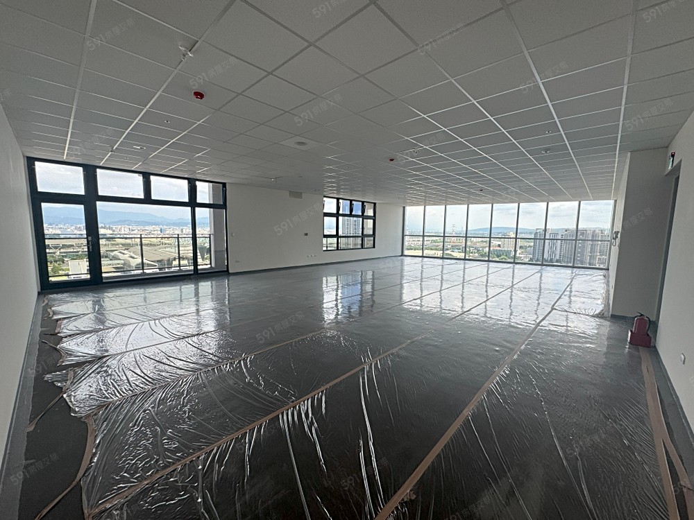 室內辦公空間大，適合辦公空間規畫配置