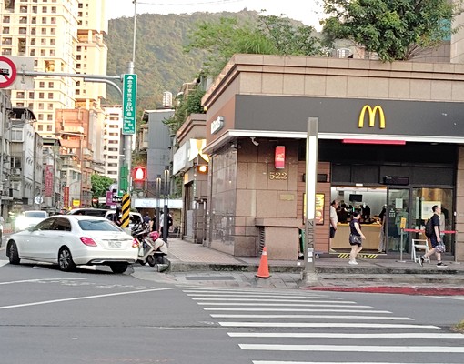 忠孝東路/永春捷運※麥當勞※(公寓二樓)三房/可租補/設籍 - Image 8