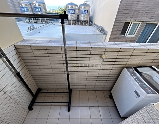 高翠路一層兩戶浴廁對外窗|採光房爬樓梯室內機車位小資套房 - Image 5
